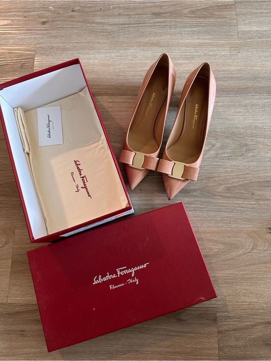 Salvatore Ferragamo Shoes - NEW Salvatore Ferragamo Pink Vara Bow Pointed-Toe Pumps